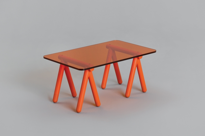 V8designers tréteaux, porto et panier - Tréteaux est une table basse rudimentaire mais tout aussi efficace qu'un établi improvisé.