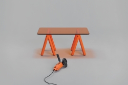 V8designers tréteaux, porto et panier - Tréteaux est une table basse rudimentaire mais tout aussi efficace qu'un établi improvisé.