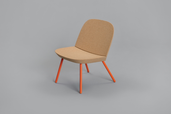 V8designers tréteaux, porto et panier - Porto est un petit fauteuil réduit à sa plus simple expression : une structure tubulaire qui accueille deux tuiles de liège identiques pour lui procurer douceur et chaleur.