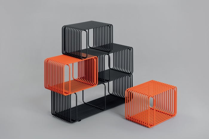 V8designers tréteaux, porto et panier - Panier est un système de rangements, à la manière de cages empilables où les lignes de tubes se mélangent pour devenir surface.